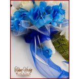 Fehér rózsás- Fehér orchideás király-kék hortenziával díszített örök-csepp csokor 