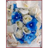 Fehér rózsás- Fehér orchideás király-kék hortenziával díszített örök-csepp csokor 