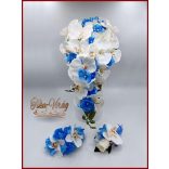 Fehér rózsás- Fehér orchideás király-kék hortenziával díszített örök-csepp csokor + kitűzővel + hajdísszel 