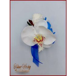   Fehér rózsás- Fehér orchideás király-kék hortenziával díszített kitűző 