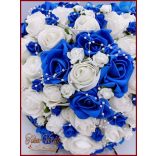 Szív-alakú, különleges formájú autódísz királykék-fehér rózsákból 
