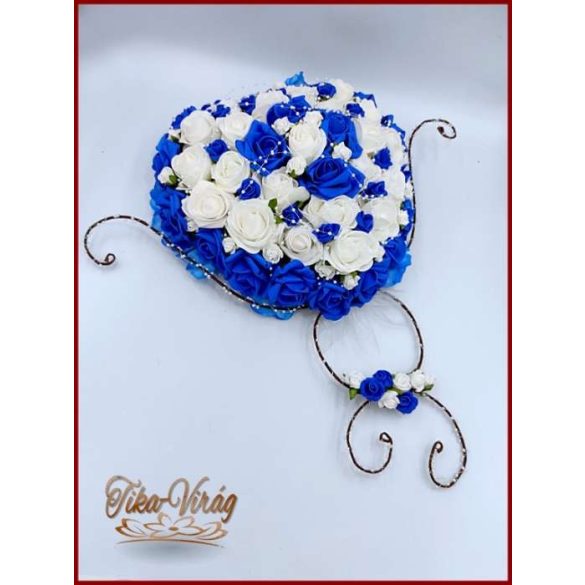 Szív-alakú, különleges formájú autódísz királykék-fehér rózsákból 