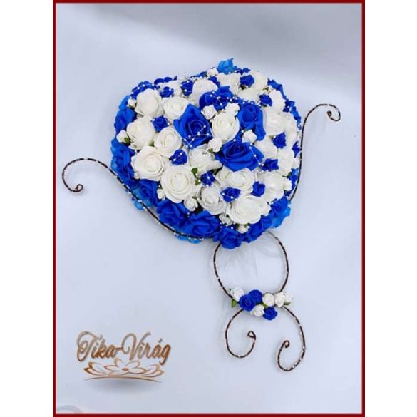 Szív-alakú, különleges formájú autódísz királykék-fehér rózsákból 