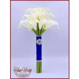 24 virágos Fehér Kála örök-csokor királykék díszítéssel 