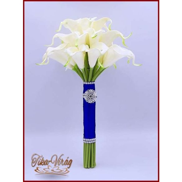 24 virágos Fehér Kála örök-csokor királykék díszítéssel 