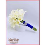 24 virágos Fehér Kála örök-csokor királykék díszítéssel + kitűzővel 