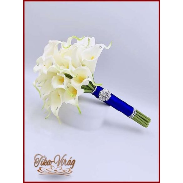 24 virágos Fehér Kála örök-csokor királykék díszítéssel + kitűzővel 