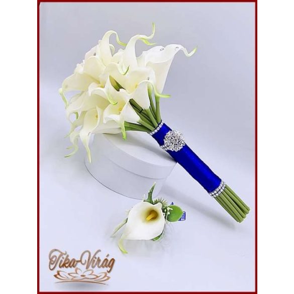 24 virágos Fehér Kála örök-csokor királykék díszítéssel + kitűzővel 