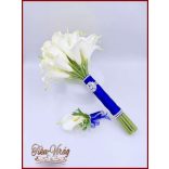 24 virágos Fehér Kála örök-csokor királykék díszítéssel + kitűzővel 