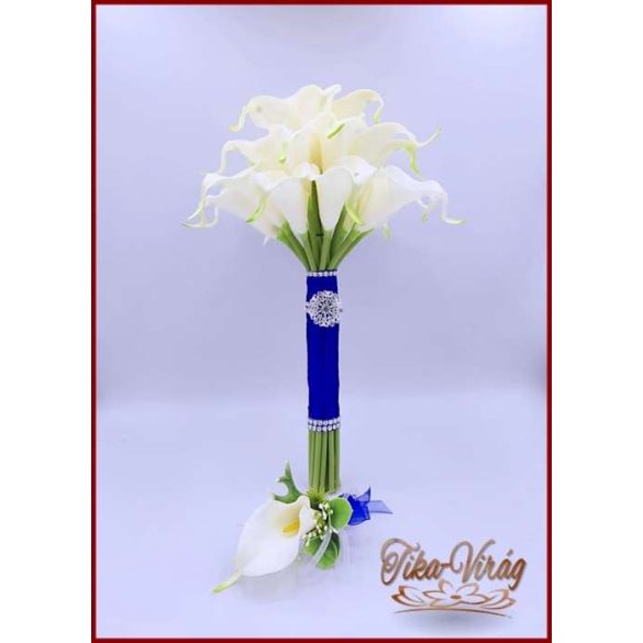24 virágos Fehér Kála örök-csokor királykék díszítéssel + kitűzővel 