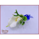 24 virágos Fehér Kála örök-csokor királykék díszítéssel + kitűzővel 