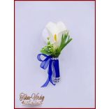 Fehér Kála kitűző, bokréta királykék díszítéssel 