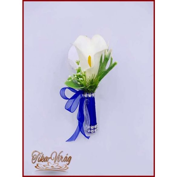 Fehér Kála kitűző, bokréta királykék díszítéssel 