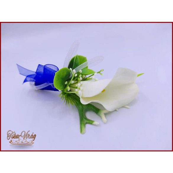 Fehér Kála kitűző, bokréta királykék díszítéssel 