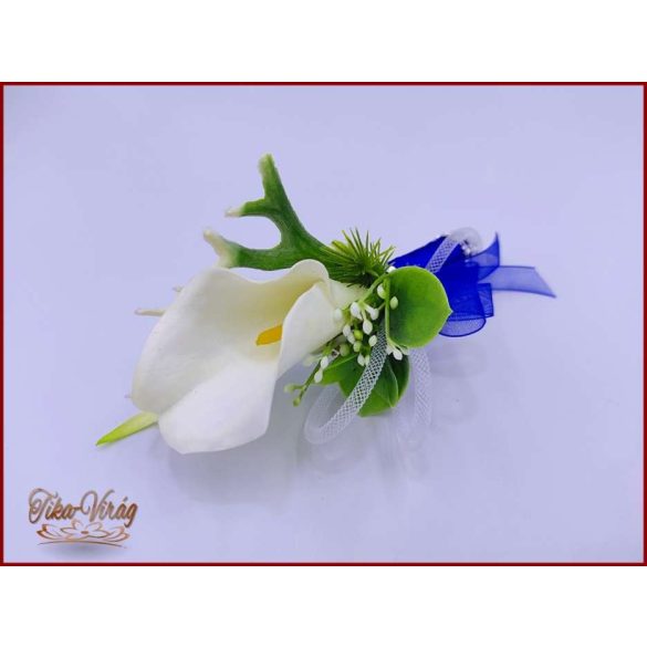 Fehér Kála kitűző, bokréta királykék díszítéssel 