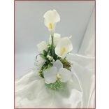 Fehér virágokból álló ikebana 