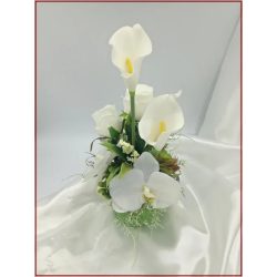 Fehér virágokból álló ikebana 