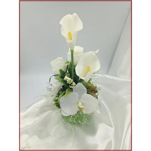 Fehér virágokból álló ikebana 