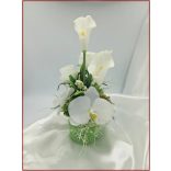 Fehér virágokból álló ikebana 