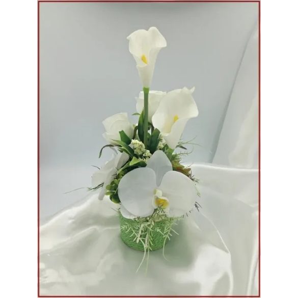 Fehér virágokból álló ikebana 