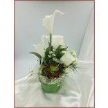 Fehér virágokból álló ikebana 