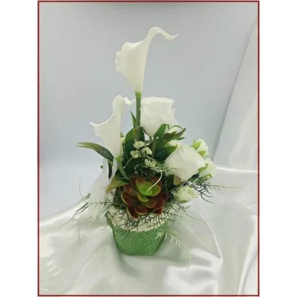 Fehér virágokból álló ikebana 