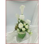 Fehér virágokból álló ikebana 