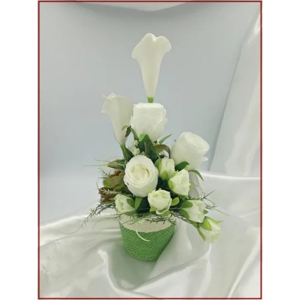 Fehér virágokból álló ikebana 