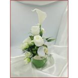 Fehér virágokból álló ikebana 