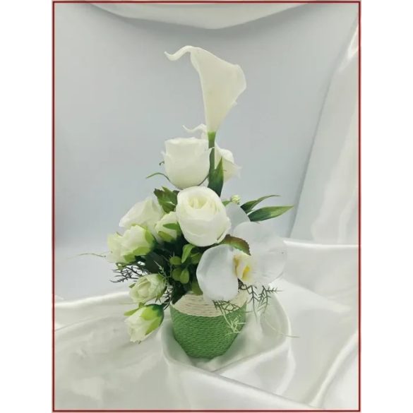 Fehér virágokból álló ikebana 