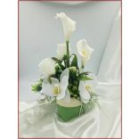 Fehér virágokból álló ikebana 