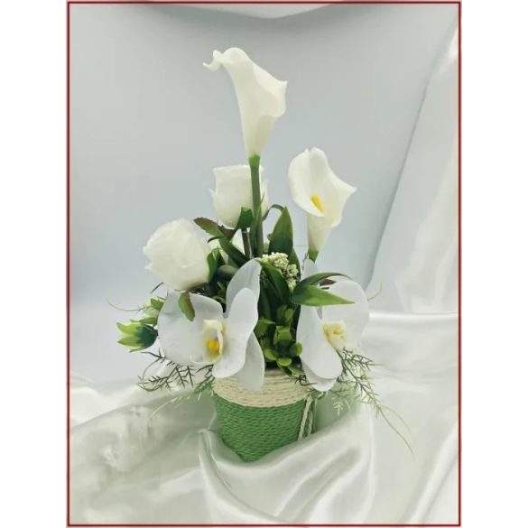 Fehér virágokból álló ikebana 