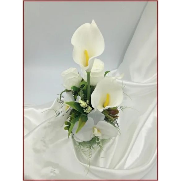 Fehér virágokból álló ikebana 