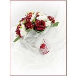 Vörös-rózsa örök-csokor fehér díszítéssel + kitűzővel 