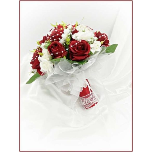 Vörös-rózsa örök-csokor fehér díszítéssel + kitűzővel 