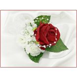 Vörös-rózsa örök-csokor fehér díszítéssel + kitűzővel 