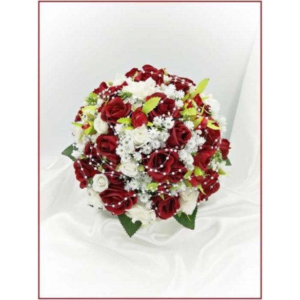 Vörös-rózsa örök-csokor fehér díszítéssel 