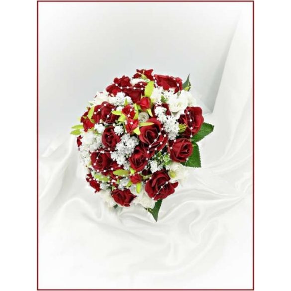 Vörös-rózsa örök-csokor fehér díszítéssel 