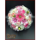 Rózsaszín szellőrózsás-fehér rózsákkal, liziantuszos örök-csokor 