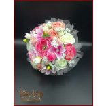 Rózsaszín szellőrózsás-fehér rózsákkal, liziantuszos örök-csokor 