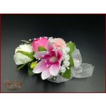 RÓZSASZÍN SZELLŐRÓZSÁS-FEHÉR RÓZSÁKKAL, LIZIANTUSZOS ÖRÖK-CSOKOR+kitűzővel 