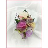 Lila-pasztell kitűző, bokréta 2 virágos 