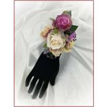 Lila-pasztell csuklódísz 2 virágos 