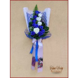   Ballagási örök csokor – királykék és fehér szappanrózsás elegáns ajándék