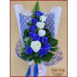 Ballagási örök csokor – királykék és fehér szappanrózsás elegáns ajándék