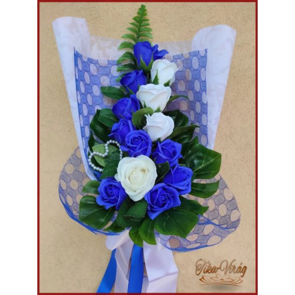 Ballagási örök csokor – királykék és fehér szappanrózsás elegáns ajándék