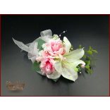 RÓZSASZÍN RÓZSÁS-FEHÉR LILIOMOS kitűző, bokréta 