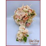 Barack-krém orchideás-rózsa örök-csokor+ kitűzővel 