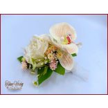 Barack-krém orchideás-rózsa örök-csokor+ kitűzővel 