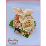 Barack-krém orchideás-rózsa örök-csokor+ kitűzővel 